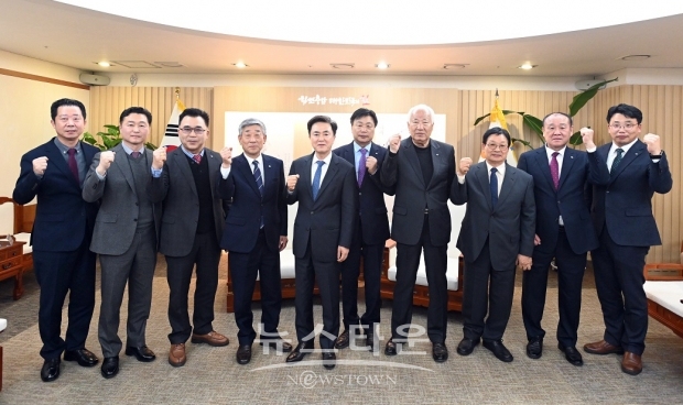 김태흠 충남도지사가 3월 19일 충남도청 접견실에서 문승국 충청권수협장회장과 도내 수협조합장 7명, 박상헌 수협중앙회 충청본부장과 어업 경쟁력 강화 등을 주제로 간담회를 가졌다.