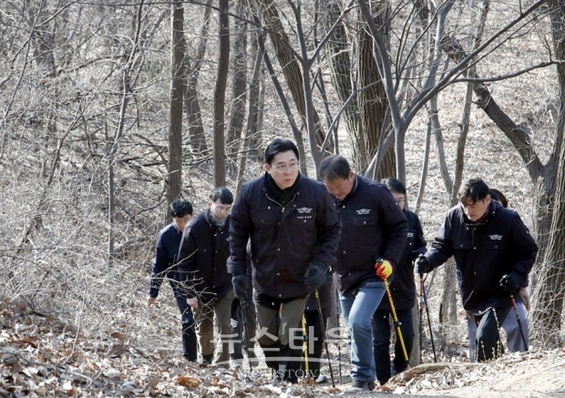 박경귀 아산시장이 지난 3월 20일 민선 8기 공약사업인 ‘산길따라 삼백리 등산로·둘레길 조성’ 사업의 원활한 추진을 위해 연암산에 이어 아산의 대표 명산인 배방산 등산로를 점검했다.