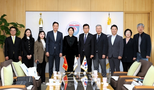 지난 3월 23일 아이디 이스마일로바(H.E. Mrs. Aida Ismailova) 키르기스스탄 주한 대사가 선문대학교 아산캠퍼스를 방문한 가운데 문성제 총장을 만나 대학에 명예영사관을 설치하겠다고 밝혔다.