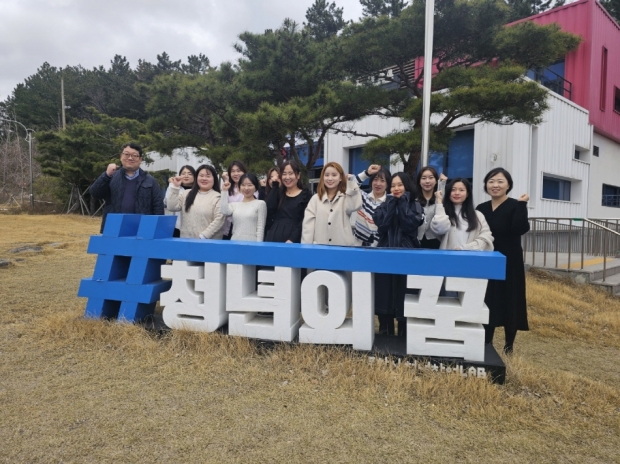 2024년도 청년 창업 지원사업에 참여한 청년사업가들이 포항시 청년창업LAB에서 기념 촬영을 하고 있다