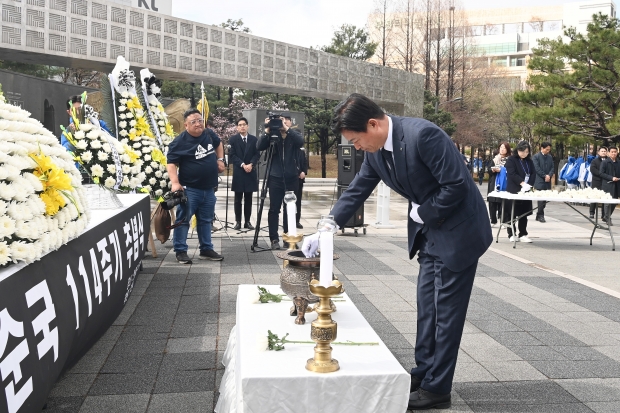 조용익 부천시장이 안중근 의사 순국 114주기 추념식에서 분향하고 있다.