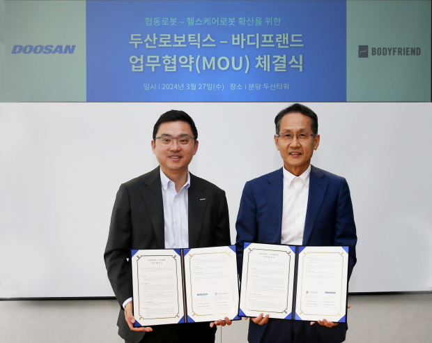 ‘헬스케어로봇과 협동로봇 확산’을 위한 업무협약식을 마치고 두산로보틱스 류정훈 대표(왼쪽)와 바디프랜드 지성규 대표이사가 기념사진을 촬영하고 있다.