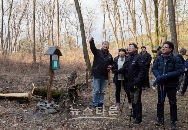 박경귀 아산시장 ‘산길따라 삼백리 등산로·둘레길 조성’ 고용산 등산로 점검