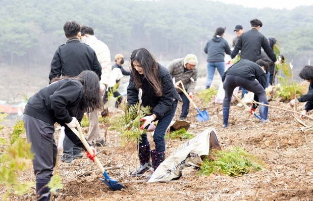 청양군이 지난 3월 29일 남양면 봉암리에서 제79회 식목일을 기념하는 편백 심기 행사를 개최했다. 행사에는 김돈곤 청양군수와 공무원, 청양군의회 의원, 청양군산림조합 등 군내 기관단체, 남양면 주민 등 300여 명이 참여했다.