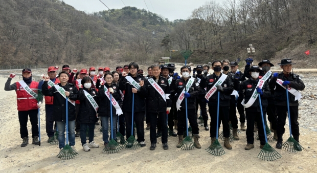 2일 포항시 녹지과와 오천읍 공무원과 산불전문 예방진화대 등 50여 명이 참석한 가운데 오천읍 오어지 둘레길 산불예방활동 및 캠페인을 실시했다