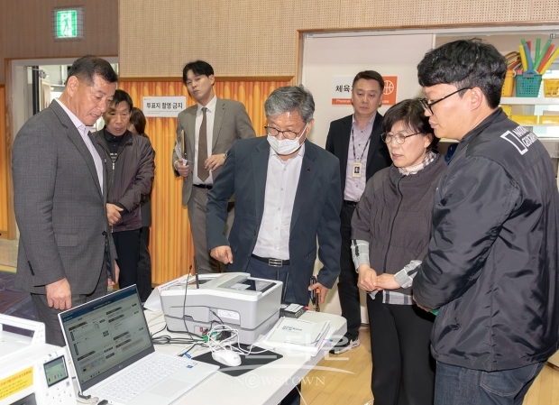 최원철 공주시장이 4월 4일 공주시 중학동 사전투표소인 봉황초등학교를 방문하여 투표소 설비와 안전관리 상태 등을 점검하고 직원들을 격려했다.