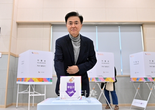 김태흠 충남도지사가 4월 5일 한국농어촌공사 충남지역본부 2층 대회의실에 마련된 홍성군 홍북읍 사전투표소를 찾아 제22대 국회의원 선거 사전투표를 실시했다. 김 지사는 한 표를 행사한 뒤, 종사자 등을 격려하며 대한민국의 50년, 100년 미래위해 유권자 모두가 소중한 권리를 행사해 달라는 뜻을 전했다.