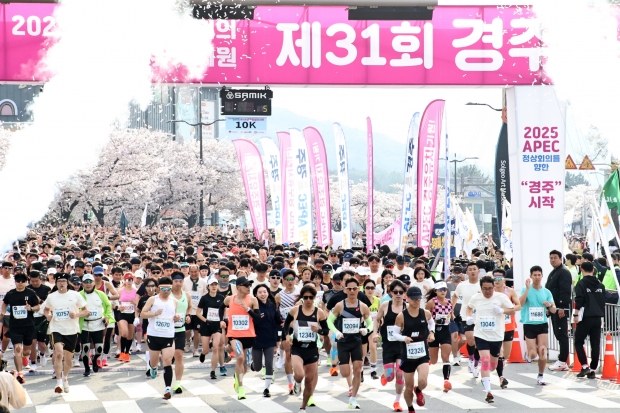 지난 6일 경주보문관광단지에서 열린 ‘제31회 경주벚꽃마라톤대회’에 참가한 시민과 관광객들이 출발선을 통과하고 있다.