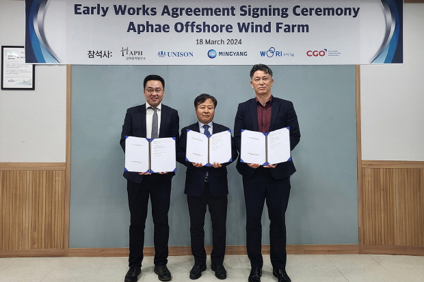 좌측부터) 엠와이에스이코리아 리우 웬하오 대표이사, 압해풍력발전소 전대영 대표이사, 유니슨 김정호 풍력본부장이 기념 촬영을 하고 있다.