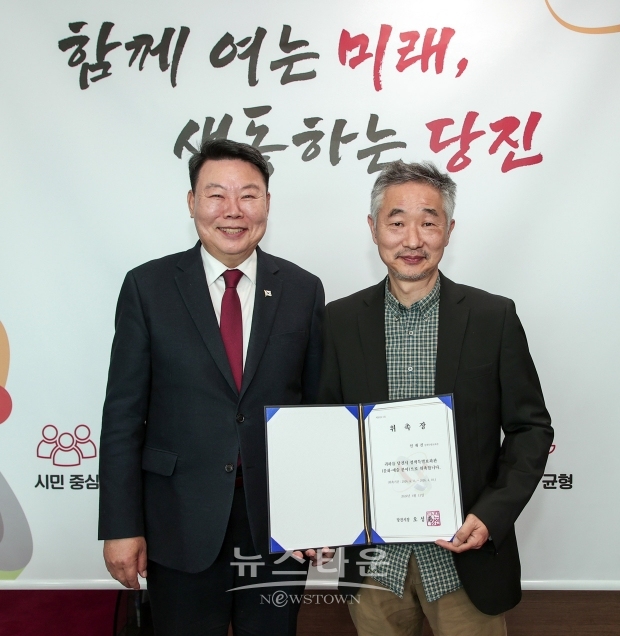 당진시가 4월 11일 인재진 자라섬재즈페스티벌 총감독을 문화·예술 분야 정책특별보좌관으로 위촉했다. 시는 앞으로 인재진 총감독과 함께 오랜 현장경험을 살려 문화·예술 분야 전반에 걸쳐 발전 방향을 논의한다. 사진) 좌측부터 오성환 당진시장, 인재진 정책특별보좌관
