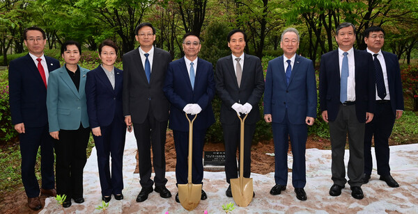 황효진 글로벌도시정무부시장이 15일 중앙공원에서 중국 산둥성 바이위강(白玉刚) 상무위원과 기념식수를 하고 있다.