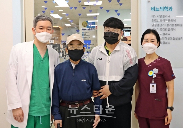 순천향대천안병원 김시현 교수가 최근 로봇수술로 고령 환자의 양측성 신장암을 동시에 수술하는 데 성공했다. 사진) 좌측부터 김시현 교수, 환자 고 모씨와 가족, 이효진 로봇수술센터 코디네이터.