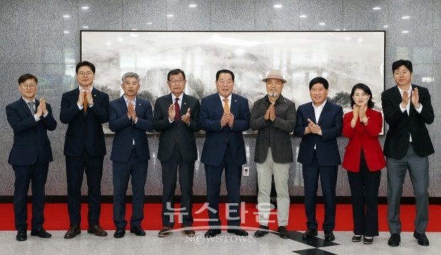 충청남도의회가 지난 4월 15일 조길연 의장 등이 참석한 가운데 박진균 화백 미술작품 기증식을 열고 설악산 대청봉과 마등령 사이에 솟아 있는 ‘공룡능선’을 그린 수묵화(415㎝×140㎝) 1점을 기증받았다.