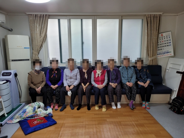 올해 동천 우방아파트 경로당 내 붙박이 소파 설치 완료 후 어르신들이 모여 기념촬영을 하고 있다.