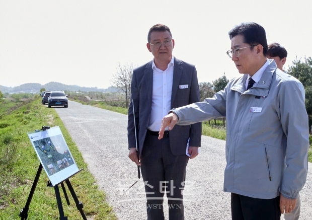 박경귀 아산시장이 4월 18일 ‘아트밸리 아산 제63회 성웅 이순신 축제 백의종군 길 전국 걷기대회’ 코스(효의 길)를 현장 방문하여 ‘효의 길’ 연장 15㎞ 구간을 점검하고 축제 준비에 만전을 기했다.