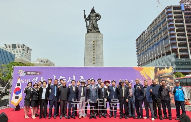 서울 광화문광장 이순신 장군 동상 친수식