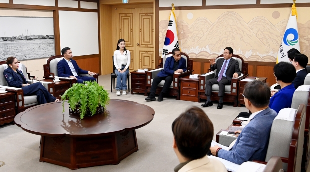 유정복 인천광역시장이 22일 시청 접견실에서 필리핀 LCS그룹 샤빗 싱송 회장, 매니 파퀴아오 필리핀 전 상원의원을 만나 협력방안을 논의하고 있다.