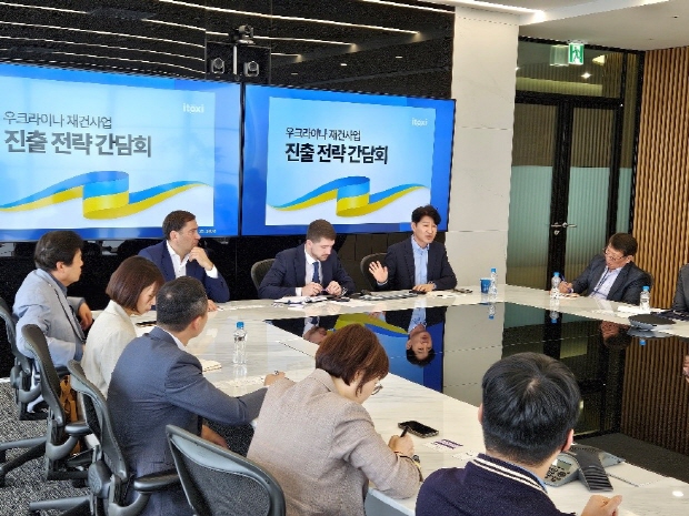 [사진자료] 왼쪽부터 프라임 자선재단 ‘보리스 바움’ 대표, 상공회의소 ‘로만 그레고리쉰’ 위원장, 아이톡시 전봉규 대표