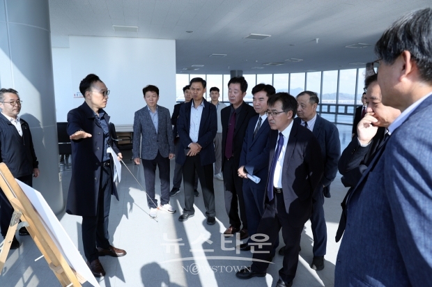 아산시가 지난 4월 24일 전형식 충청남도 정무부지사와 함께 아산항 개발 예정지 현장을 찾아 추진 현황에 대해 전반적인 브리핑을 실시했다. 아산항 개발의 단계별 추진 전략으로, 도입 가능한 투기장 호안을 1단계로 조성하는 평면안 계획을 1단계(투기장조성 ‘31~‘40년), 2단계(친수시설조성 ‘41~’45년), 3단계(2만톤급7선석 ‘46~‘50년)로 설명했다.