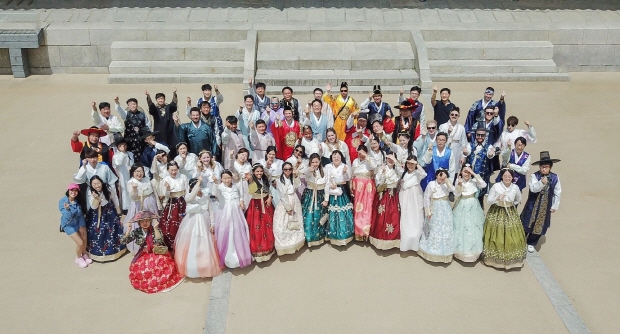 큐리옥스바이오시스템즈 임직원들이 서울 본사에서 워크샵을 진행하며 사진 촬영을 하고 있다.