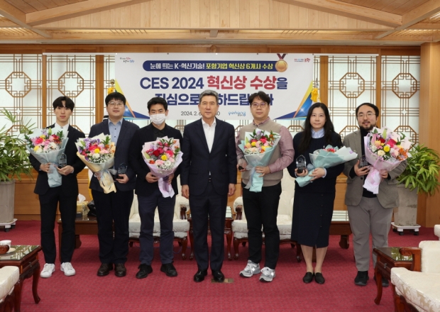 왼쪽부터 김지성 크림 대표이사, 최봉혁 (주)네이처글루텍 기획실장, 박명진 (주)그래핀스퀘어 포항연구소장, 이강덕 포항시장, 노상철 (주)에이엔폴리 대표이사, 정아연 플로우스튜디어(주) 대표이사, 서충모 (주)미드바르 대표이사