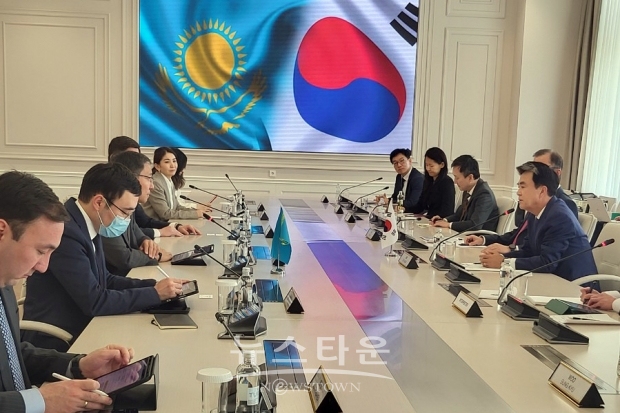 김태흠 충남도지사가 5월 3일(이하 현지시각) 카자흐스탄 알마티시청을 방문하여 예르볼랏 도사예프 시장을 만나 교류·협력 방안을 논의했다.