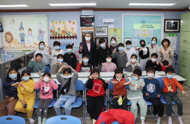 지난 2월 이강덕 포항시장이 ‘늘푸른마음 지역아동센터’를 찾아 어린이들의 꿈을 응원하는 대화의 시간을 가졌다.