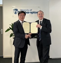 사우스햄튼대 설립의향서 전달 사진