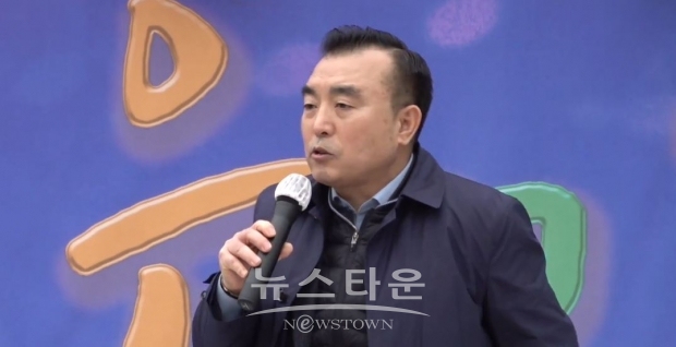 '2023 자유문화제 전국투어' 탐라문화광장에서 연설하고 있는 '김동일 자유논객연합 회장'/자유미래TV캡처