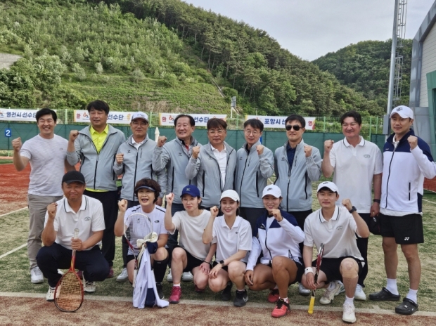 소프트테니스 여일반부에서 우승을 차지한 안정옥 선수(첫줄 왼쪽에서 2번째)