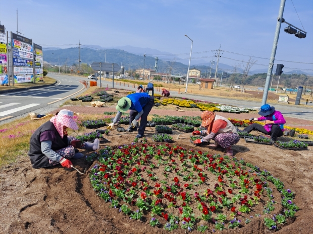 외동지역에서 공공일자리로 마을가꾸기 사업을 진행하고 있다.