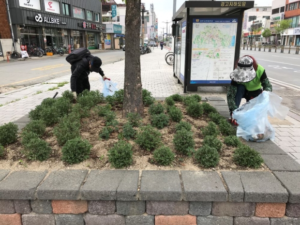 황오동에서 공공일자리로 버스승강장 인근 환경정비를 하고 있다