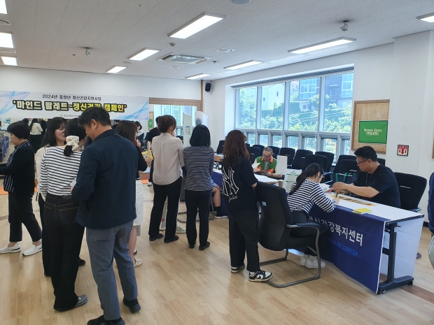 경주시정신건강복지센터가 지난 14일 국민건강보험공단 경주지사에서 사업체 소속 근로자 65명을 대상으로 ‘마인드 팔레트’ 캠페인을 실시하고 있다.