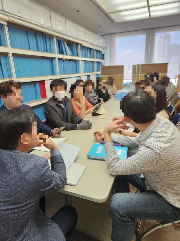 청량리6구역 조합원들이 해당 부서를 항의방문해 관계직원들과 간담회를 개최했다.