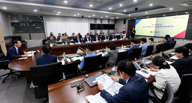 유정복 인천광역시장이 17일 시청 재난안전상황실에서 열린 '2024년 제1회 인천광역시 안전관리위원회'에서 모두발언을 하고 있다.