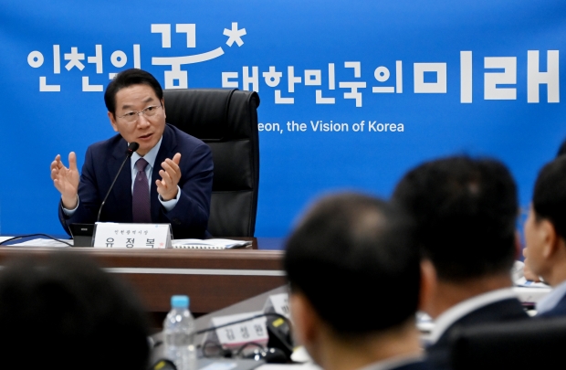 유정복 인천광역시장이 17일 시청 재난안전상황실에서 열린 '2024년 제1회 인천광역시 안전관리위원회'에서 모두발언을 하고 있다.