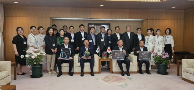포항시 장미축제 축하사절단이 17일 후쿠야마 시청을 방문해 후쿠야마 시장을 접견한 후 양도시의 기념품을 교환하고 기념 촬영을 하고 있다