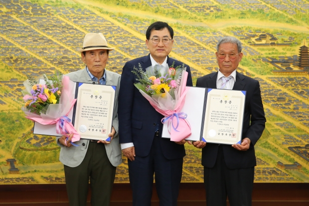 경주시는 20일 청사 내 대외협력실에서 6⸱25 전쟁에 참전해 공을 세운 故김성관(사진 좌측) 이병의 유족과 故김소쇠 상병의 유족에게 무공훈장을 전달한 후 기념촬영을 하고 있다.