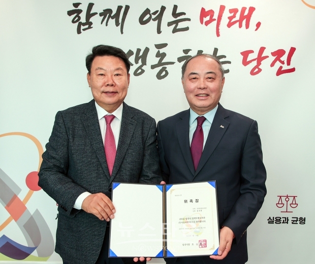 당진시가 5월 20일 김진흥 한중 자유무역 민간상무위원회 위원장을 투자유치 분야 정책특별보좌관으로 위촉했다. 사진) 좌측부터 오성환 당진시장, 김진흥 위원장