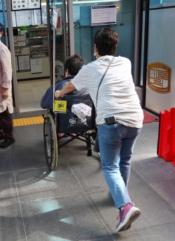 인천시사회서비스원 소속 부평종합재가센터 요양보호사가 서비스 이용자의 병원 이동을 돕고 있다.
