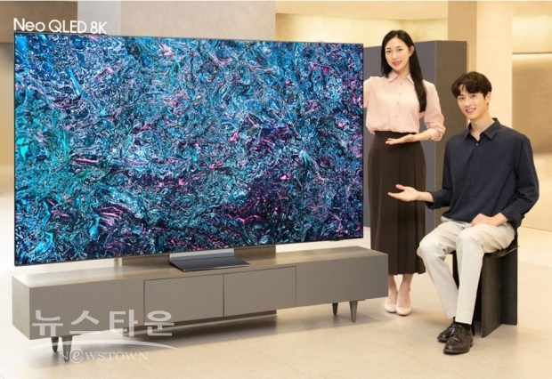 삼성전자 모델이 역대급 성능의 ‘3세대 AI 8K 프로세서’를 탑재한 2024년형 Neo QLED 8K TV 신제품을 소개하고 있다./삼성전자 제공