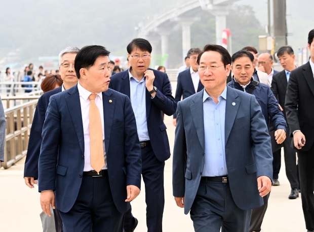 유정복 인천광역시장이 21일 옹진군 덕적면을 방문하고 있다.