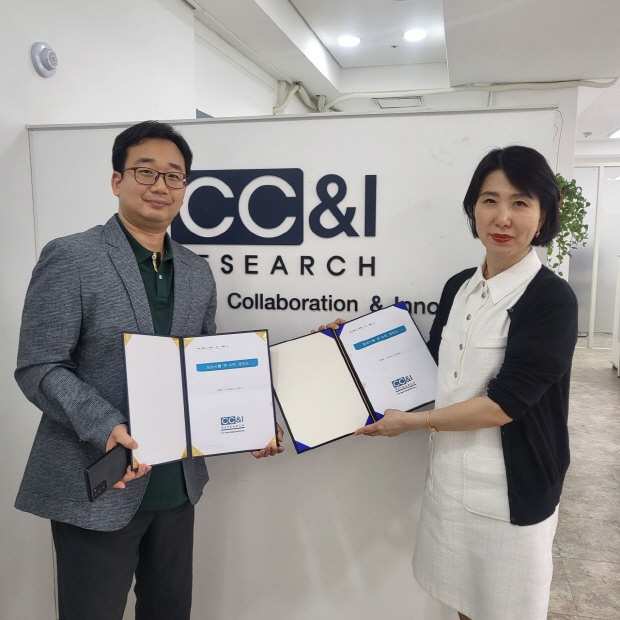 시노펙스 민철홍 인공신장 R&D 센터장과 씨씨앤아이리서치 김숙경 대표 계약기념 촬영