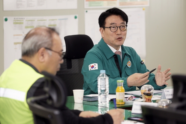 윤원석 IFEZ 청장의 발언하고 있다.