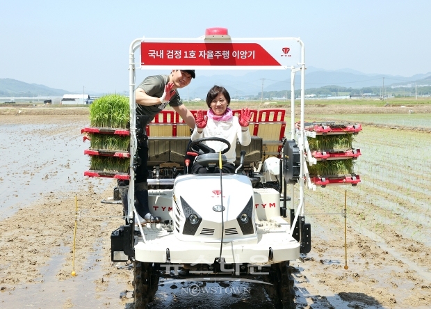 송미령 농림축산식품부 장관이 5월 23일 충주시 주덕읍 소재 모내기 현장을 방문하여 청년 농업인과 함께 땀 흘려 작업하면서 벼농사 설명과 청년농, 귀농의 애로사항 등 농촌생활에 대한 이야기를 나눴다.
