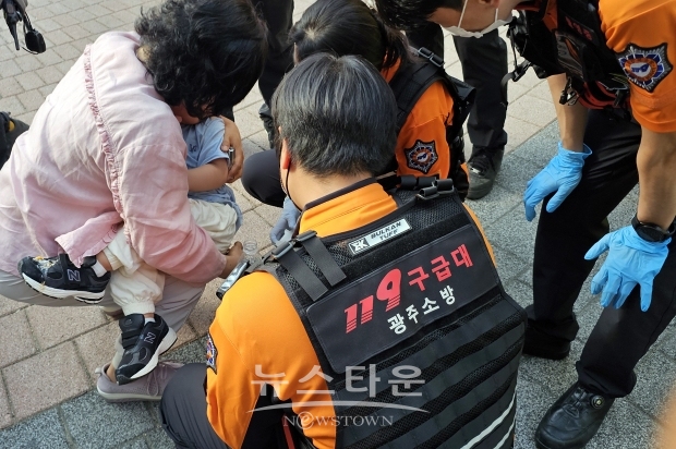 광주광역시 북부소방서가 지난 5월 22일 오후 4시경 세 살배기 남아가 차량에 갇혔다가 운전자의 신고로 출동한 소방서 구조대에 무사히 구조됐다.