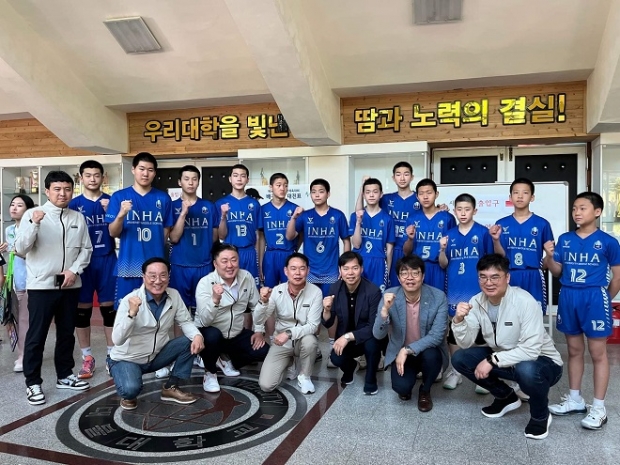 신충식 위원장 등 교육위원회 소속 의원들은 지난 25일 영암 세한대에서 열린 인천선발 대표의 배구경기 관람 후 선수들과 파이팅을 외치고 있다.