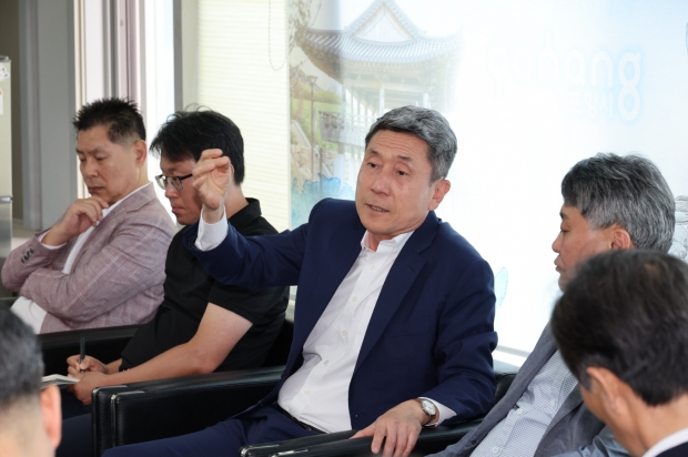 이강덕 포항시장이 4일 시청 브리핑룸을 방문해 동해 석유․가스 매장 가능성 및 국제불빛축제, 북유럽 방문 등 현안 이슈에 대해 설명하고 있다