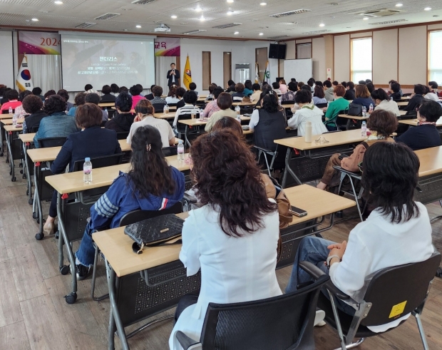포항시여성단체협의회는 4일 포항시산림조합 숲마을 대강당에서 여성단체 회원 100여 명이 참석한 가운데 ‘2024년 여성단체 성인지력 향상 교육’을 실시했다.