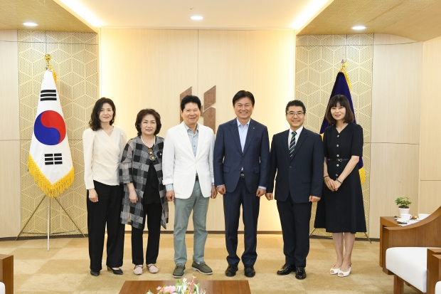 간담회 참여자들이 기념촬영을 하고 있다